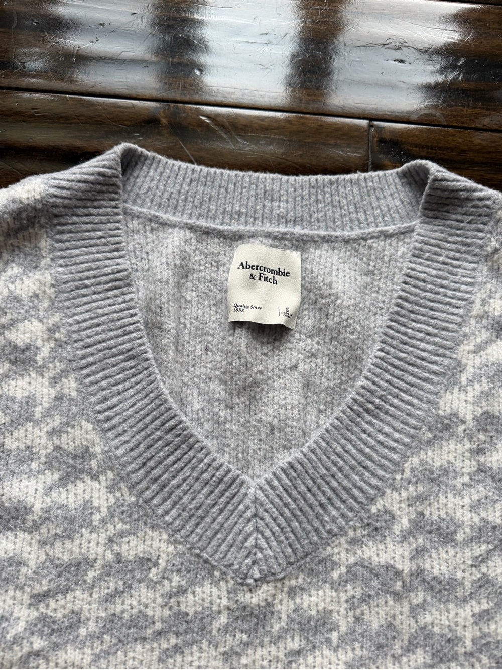 Abercrombie & Fitch Light Gray and White Houndstooth V-Neck Sweater Vest - Picture 2 of 8